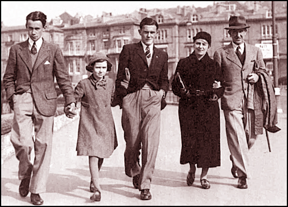 John R.R.Tolkien con moglie e figli 1940